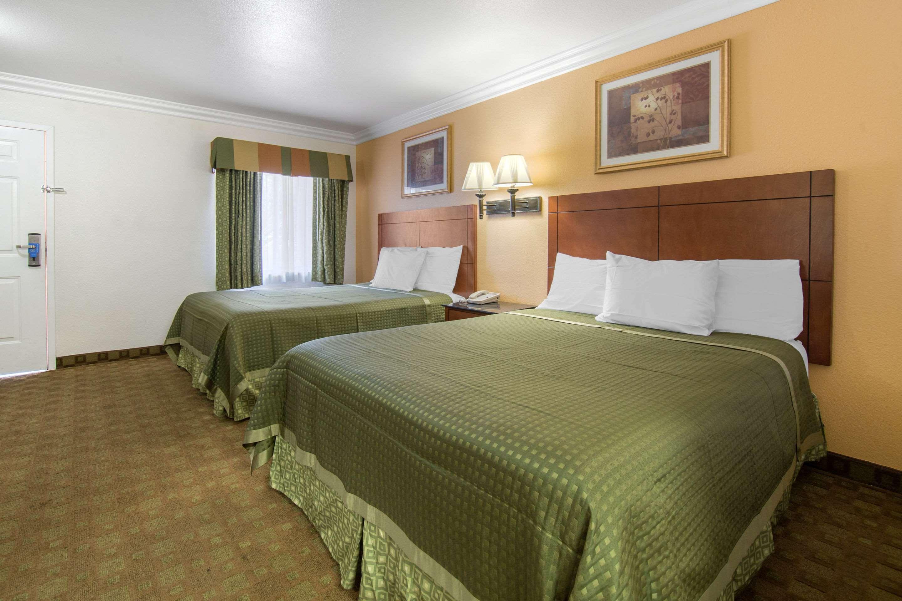 Rodeway Inn Adelanto Us 395 Eksteriør billede